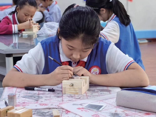 Let the Intangible Heritage Innovate and Inherit on Campus —— Handing on the Incentives with Ingenuity, Keeping the Youth intact.